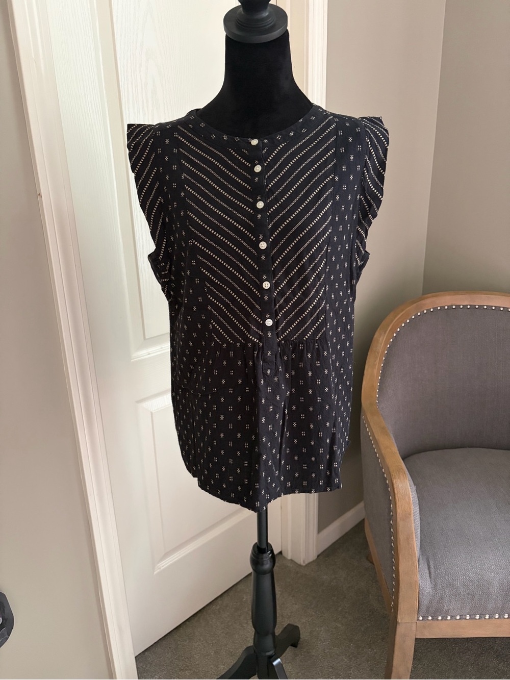 LOFT Black Printed Button-Front Sleeveless Blouse